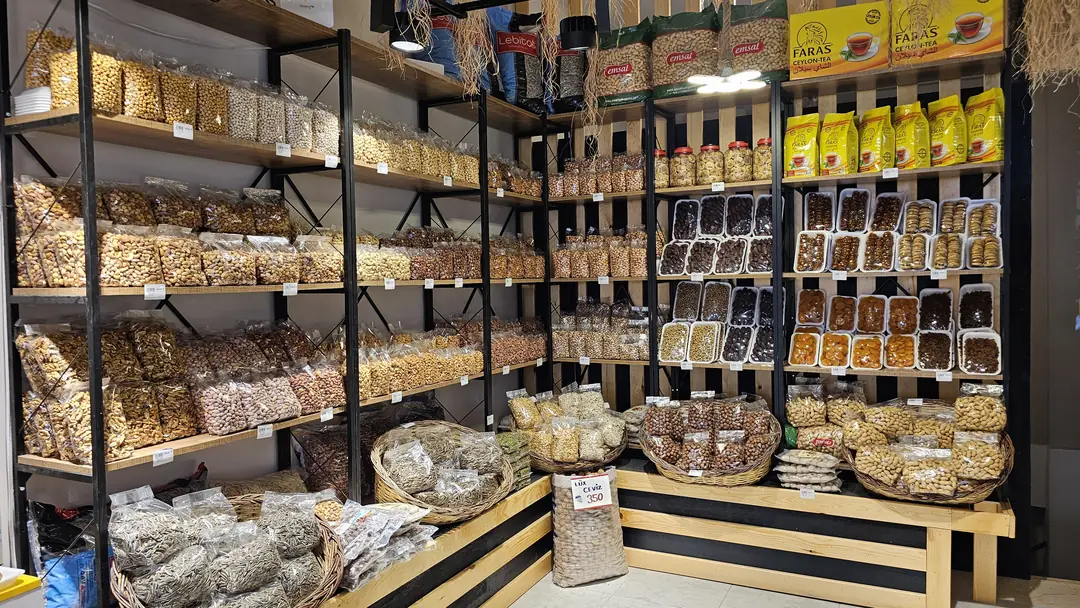 Kuruyemiş duvarı: fıstık, fındık, ceviz, badem ve kuru meyveler