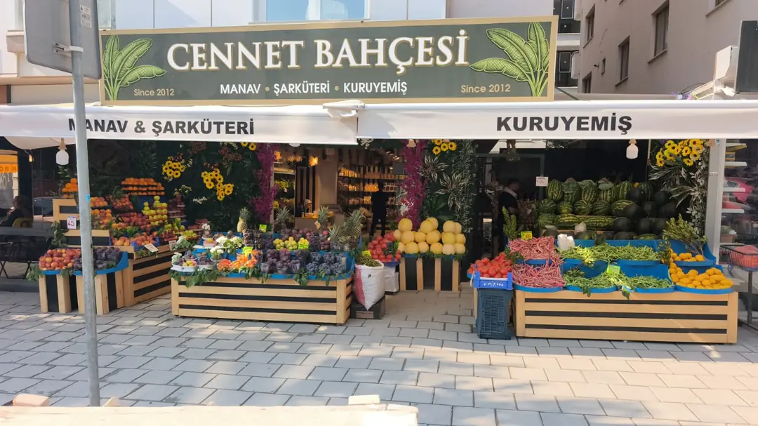 Cennet Bahçesi'nin Yahya Kemal Beyatlı Caddesi'ndeki cephesi